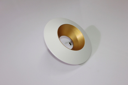 Накладное декоративное кольцо (белое/золото) в светильник серии ROUND-OUT-02/03 and ROUND-IN-03/04 фото 1